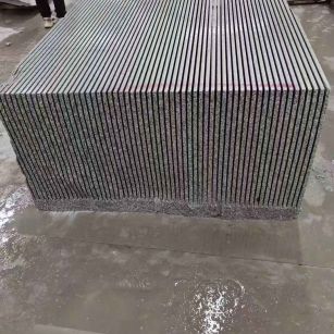 邢台芝麻白毛板荒料切割